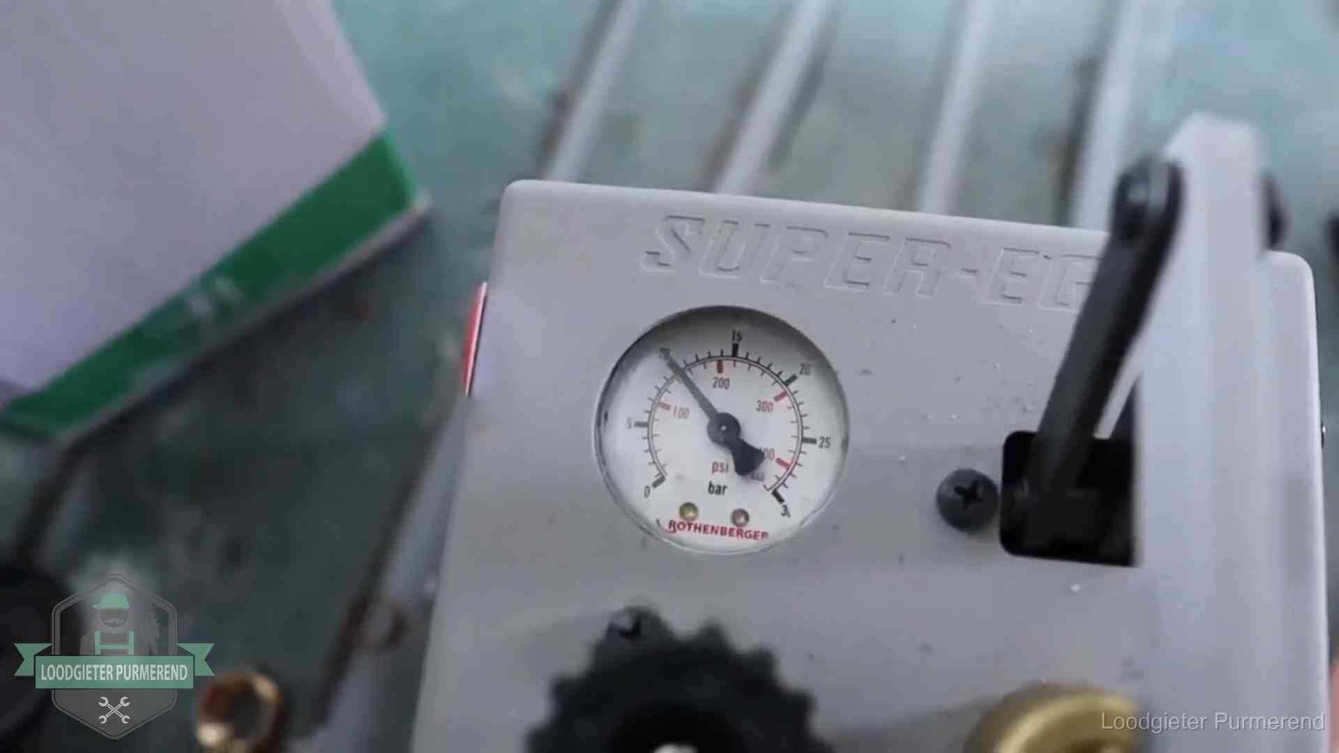 Manometer van een afperspomp bij controle van nieuw leidingwerk in Purmerend