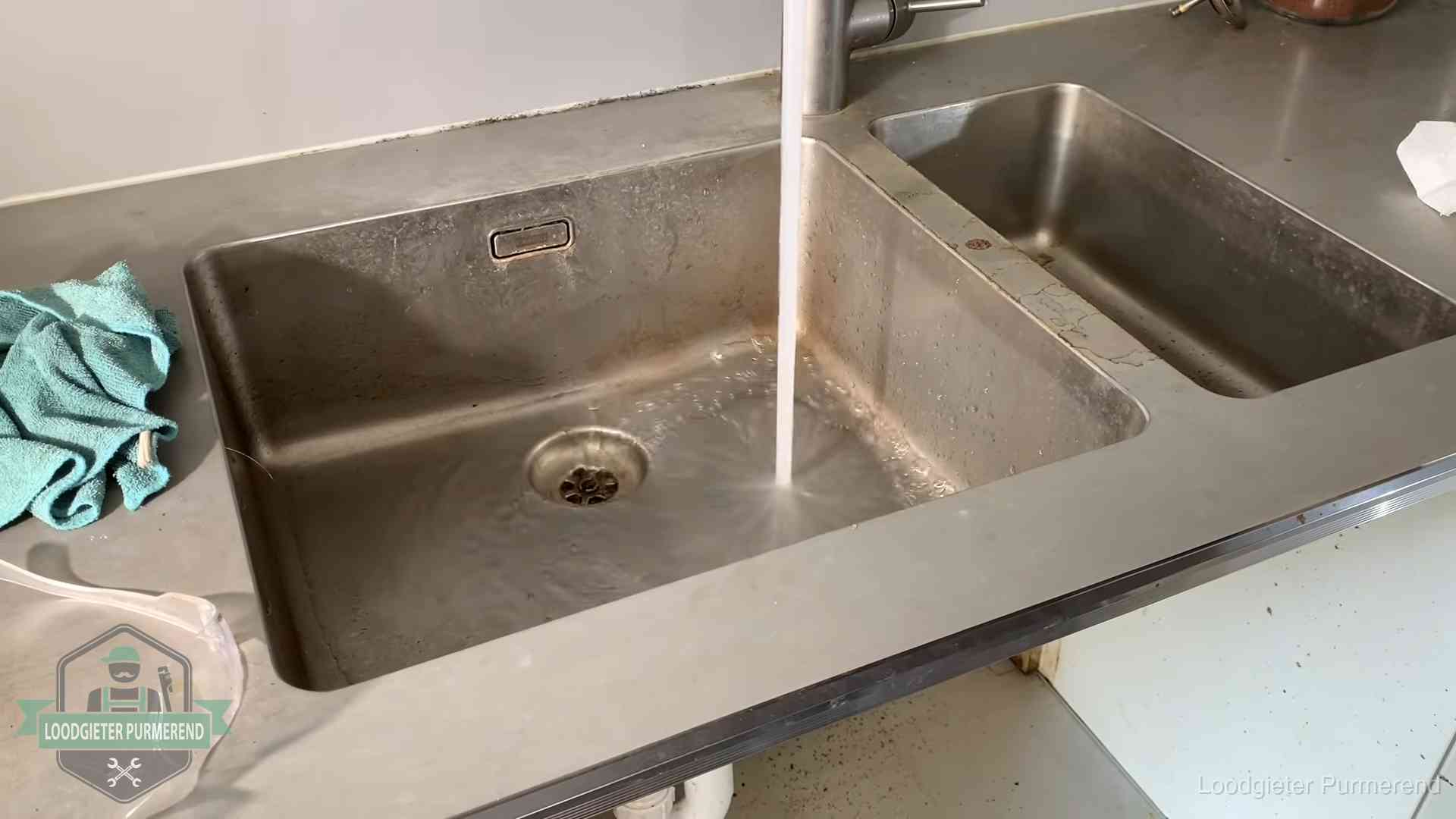 Vastlopende afvoer herkennen in Purmerend Doorstroomtest van de afvoer bij een gootsteen in Purmerend