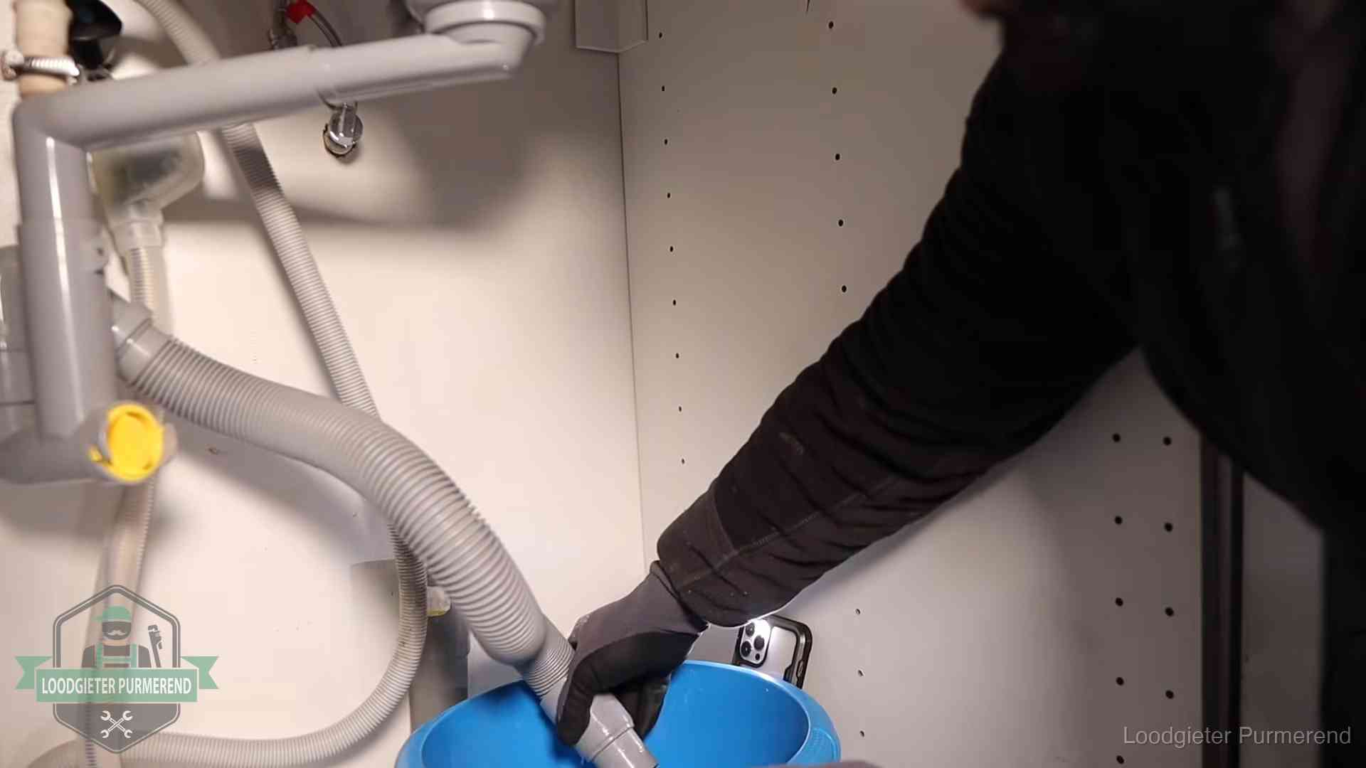 Zelf je afvoer legen in Purmerend Afvoerslang loopt leeg in een emmer onder de gootsteen in Purmerend, een klus die je zelf kunt doen