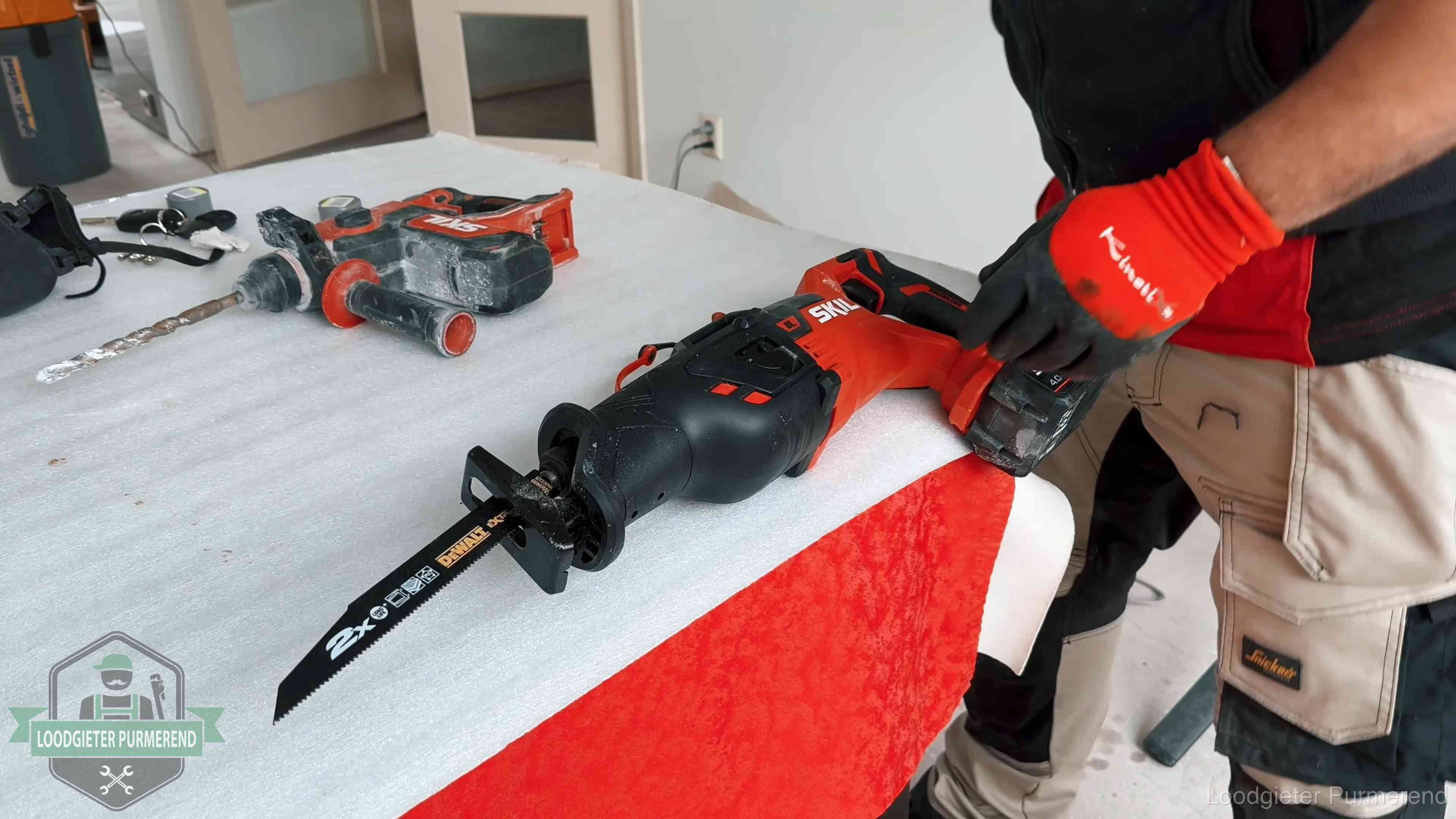 Professioneel gereedschap klaargelegd voor een klus in Purmerend