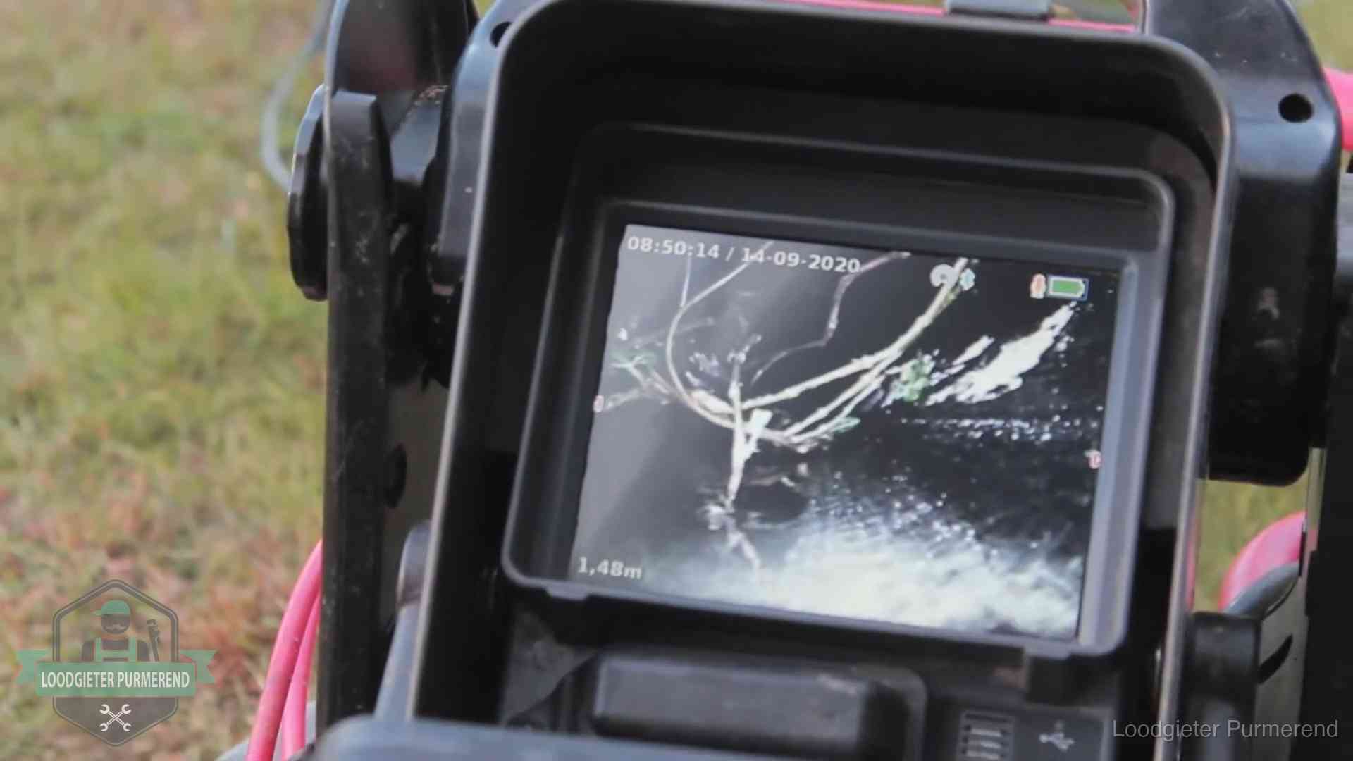 Camera-inspectie van het riool in Purmerend Monitor van een rioolcamera toont wortelingroei in de rioolbuis bij een woning in Purmerend