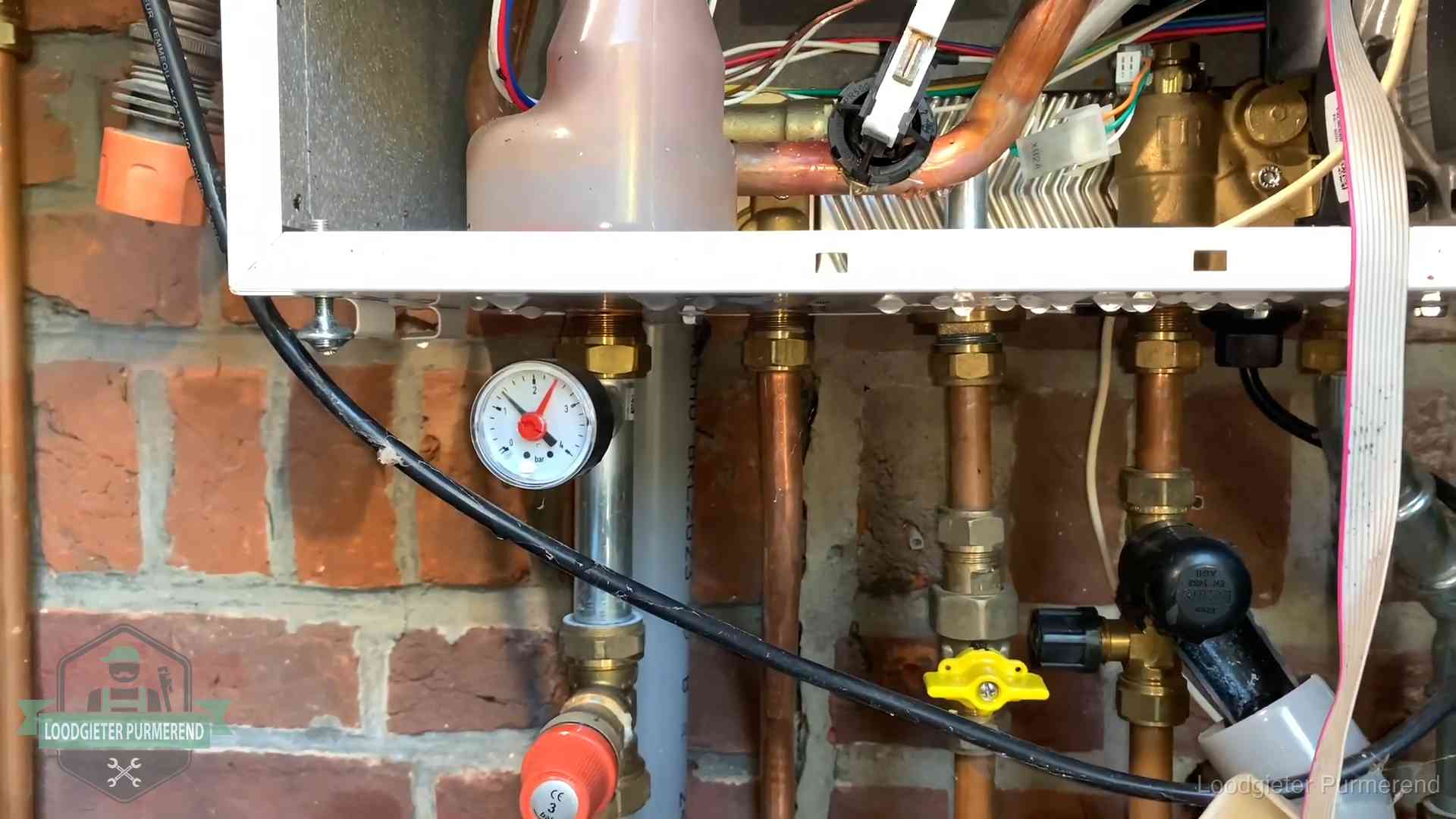 Cv-ketel verliest druk in Purmerend Manometer en aansluitleidingen onder een cv-ketel in Purmerend bij controle op drukverlies