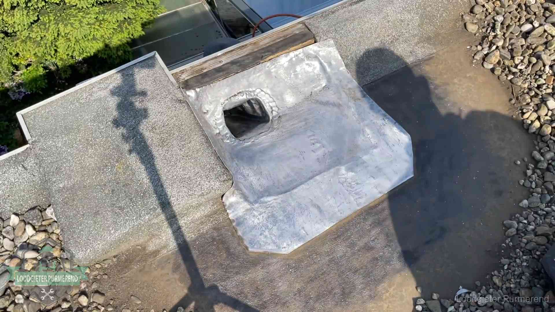 Vers afgedichte dakdoorvoer met lood en zink op een plat dak in Purmerend