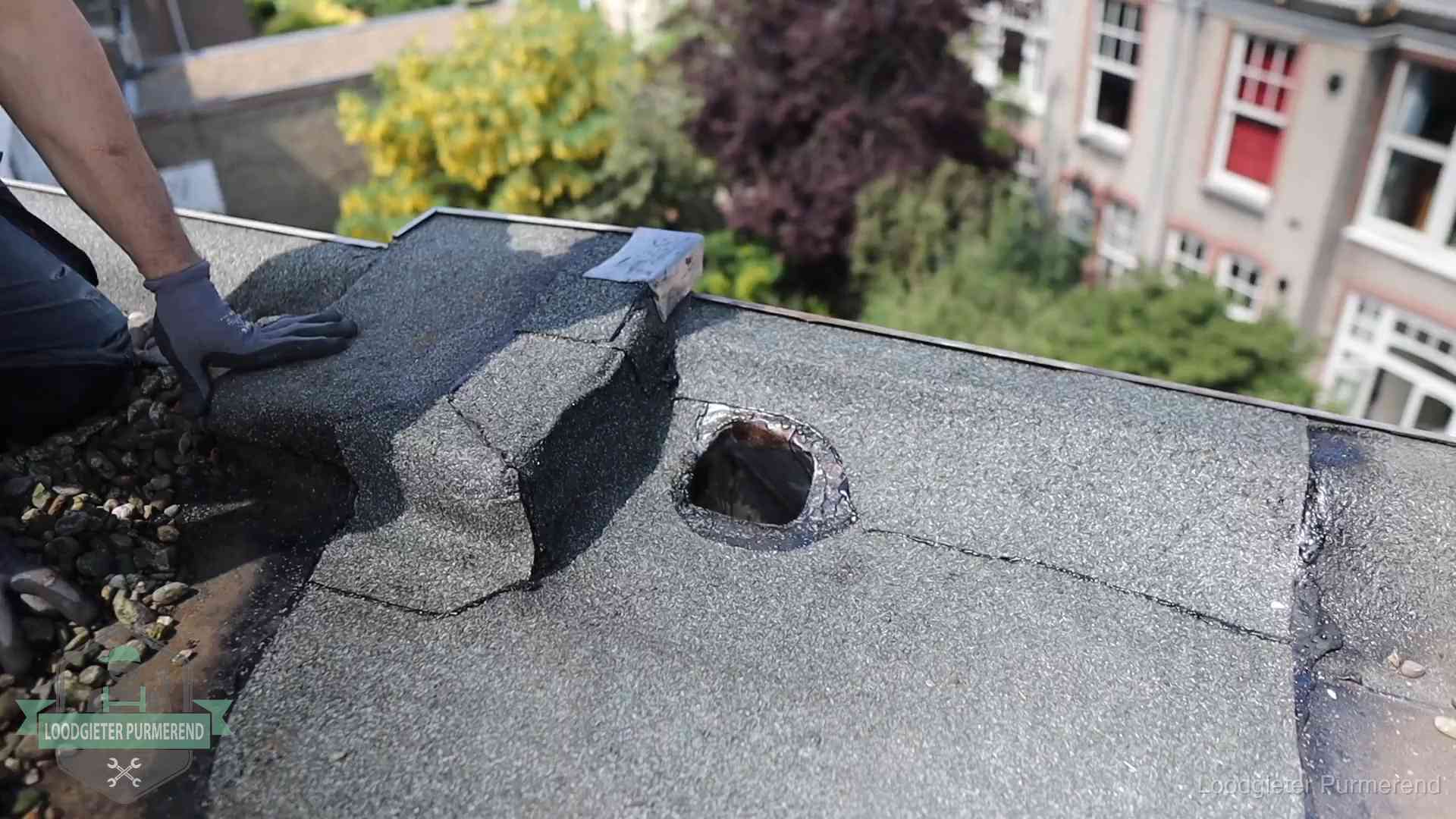 Loodgieter inspecteert een beschadigd bitumen plat dak tijdens een daklekkage-inspectie in Purmerend