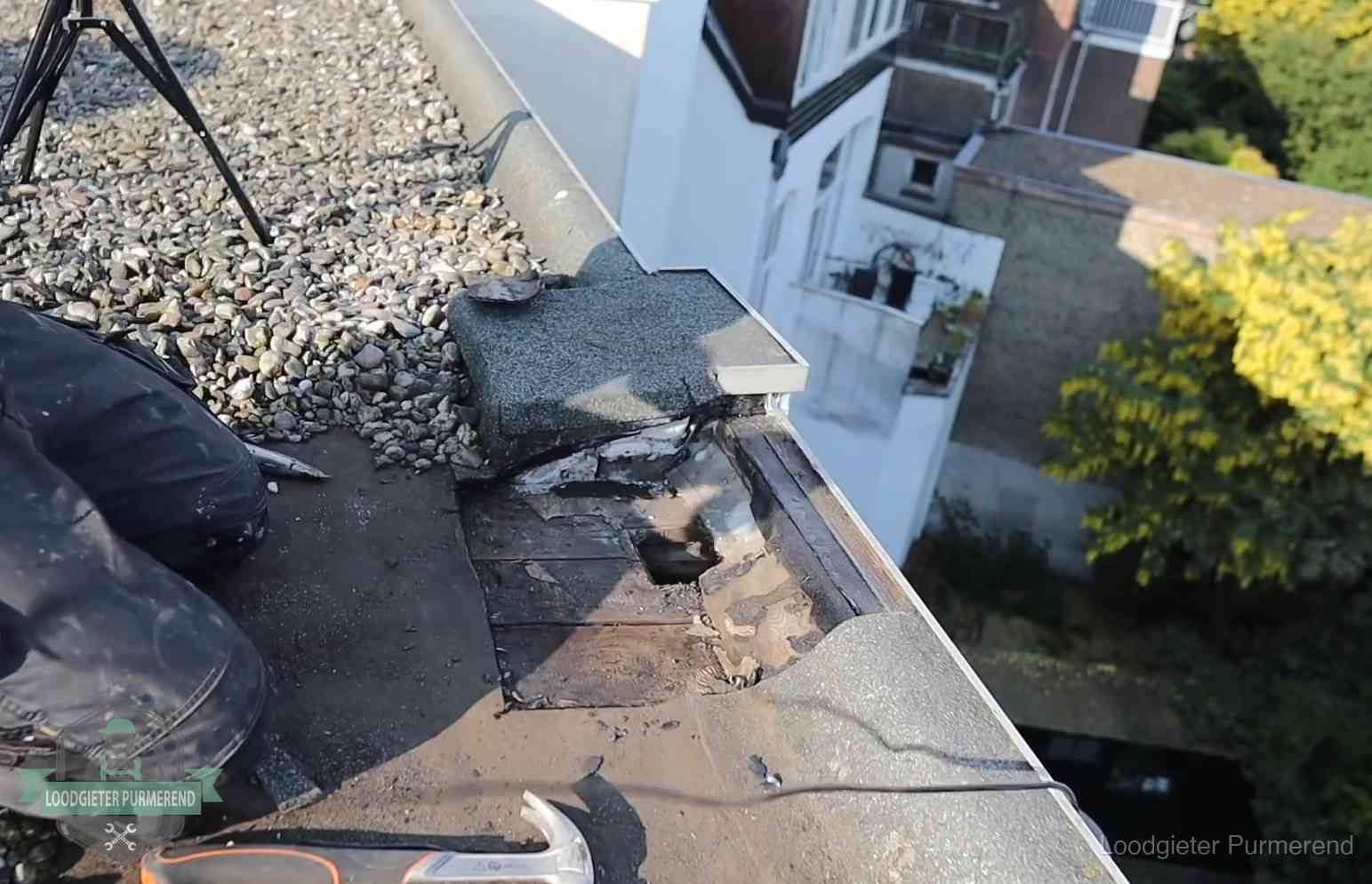 Opengelegde dakrand met verrot dakbeschot door een langdurige daklekkage in Purmerend