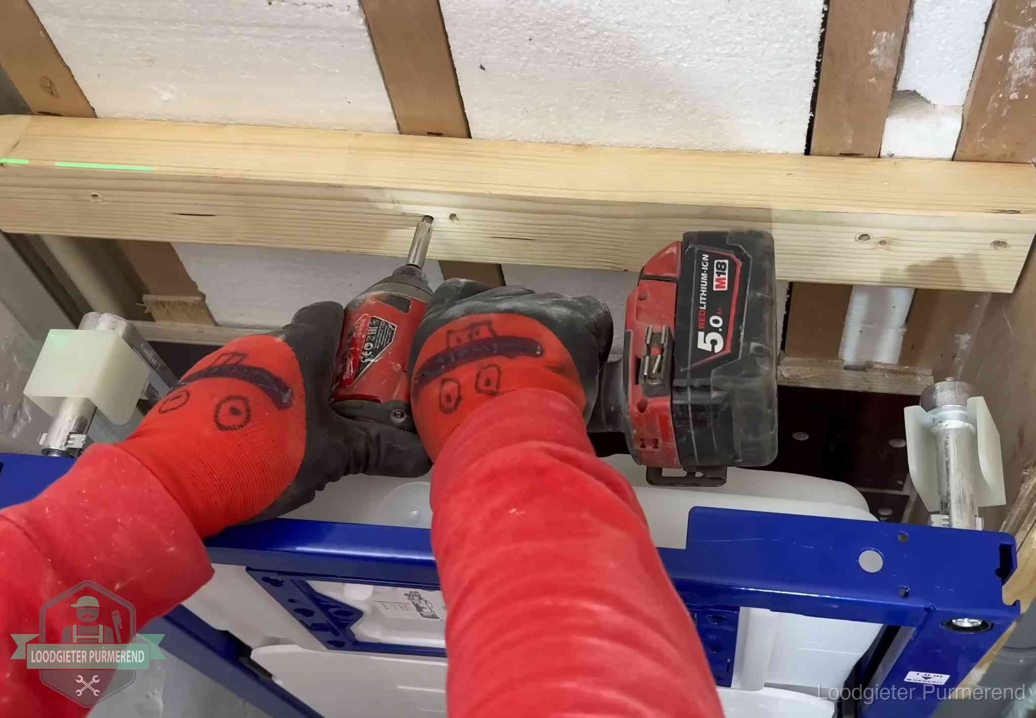 Fout in de wc-installatie opsporen in Purmerend Monteur bevestigt een inbouwreservoir voor een hangend toilet in Purmerend