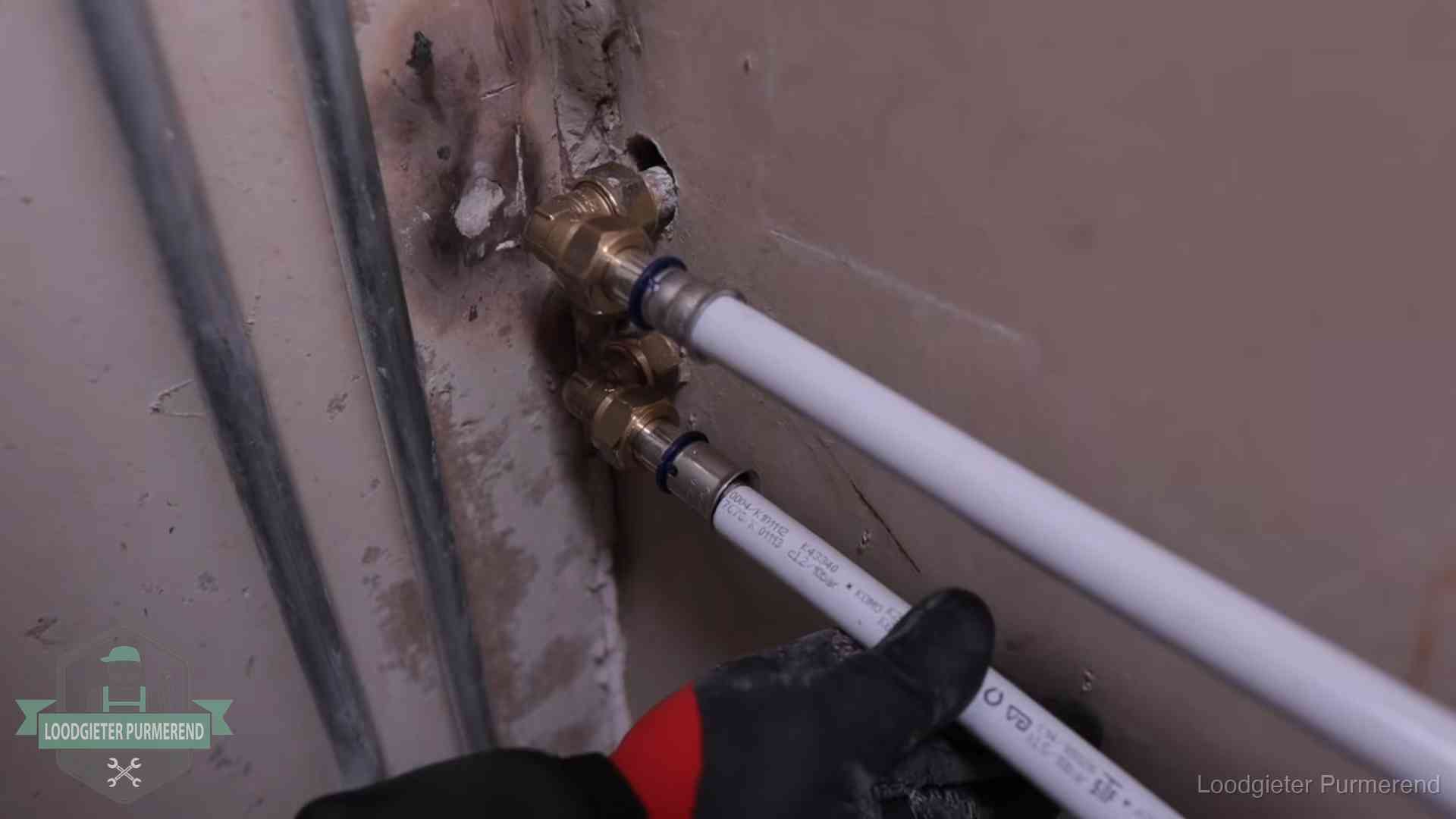 Meerlagenbuizen met keurmerk en rvs persfittingen op muuraansluitingen in Purmerend