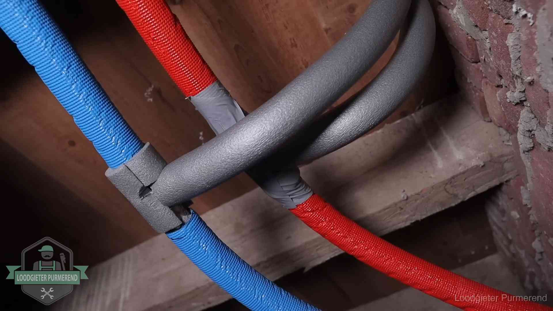 Bevroren leidingen voorkomen in Purmerend Geïsoleerde waterleidingen langs houten balken tegen bevriezing in Purmerend
