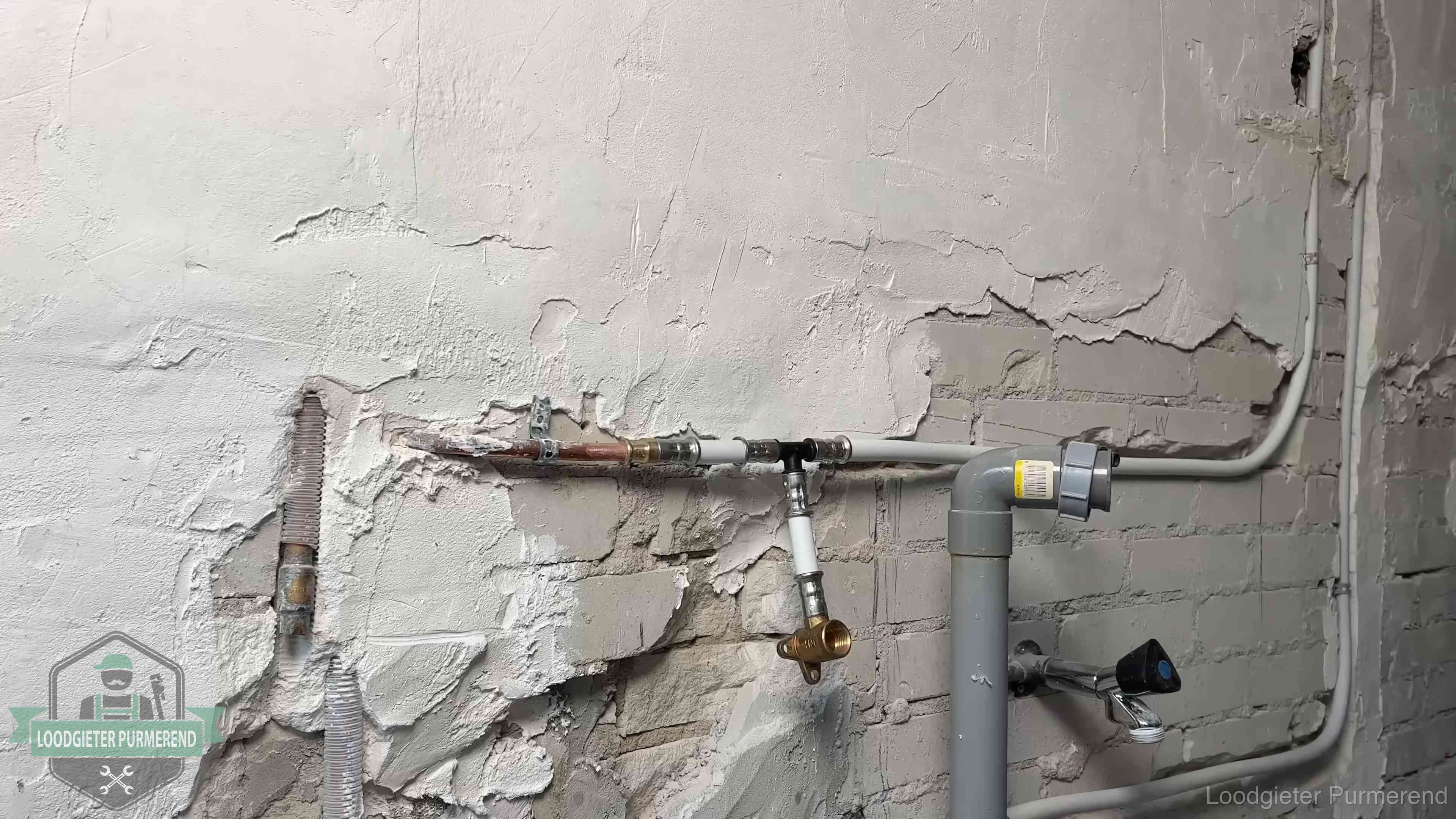 Nieuw leidingwerk naast een oud verroest leidingrestant in een woning in Purmerend