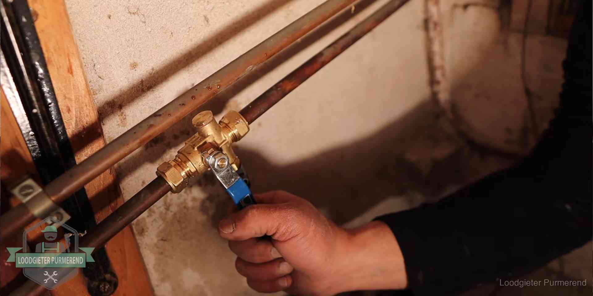 Van opsporen tot herstel in Purmerend Loodgieter monteert een messing kraan op oude koperen leidingen na lekdetectie in Purmerend