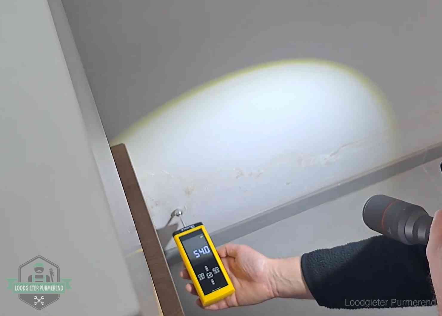 Lekdetectie-technieken in Purmerend Vochtmeter tegen een natte wand met lekkagesporen in Purmerend