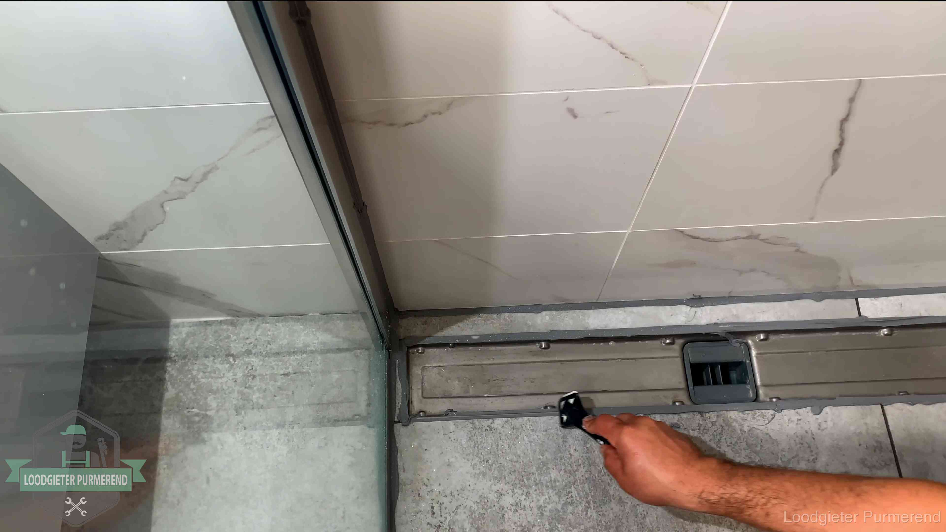 Lekkage in de badkamer verhelpen in Purmerend Verse kitrand langs de douchegoot in een betegelde badkamer in Purmerend