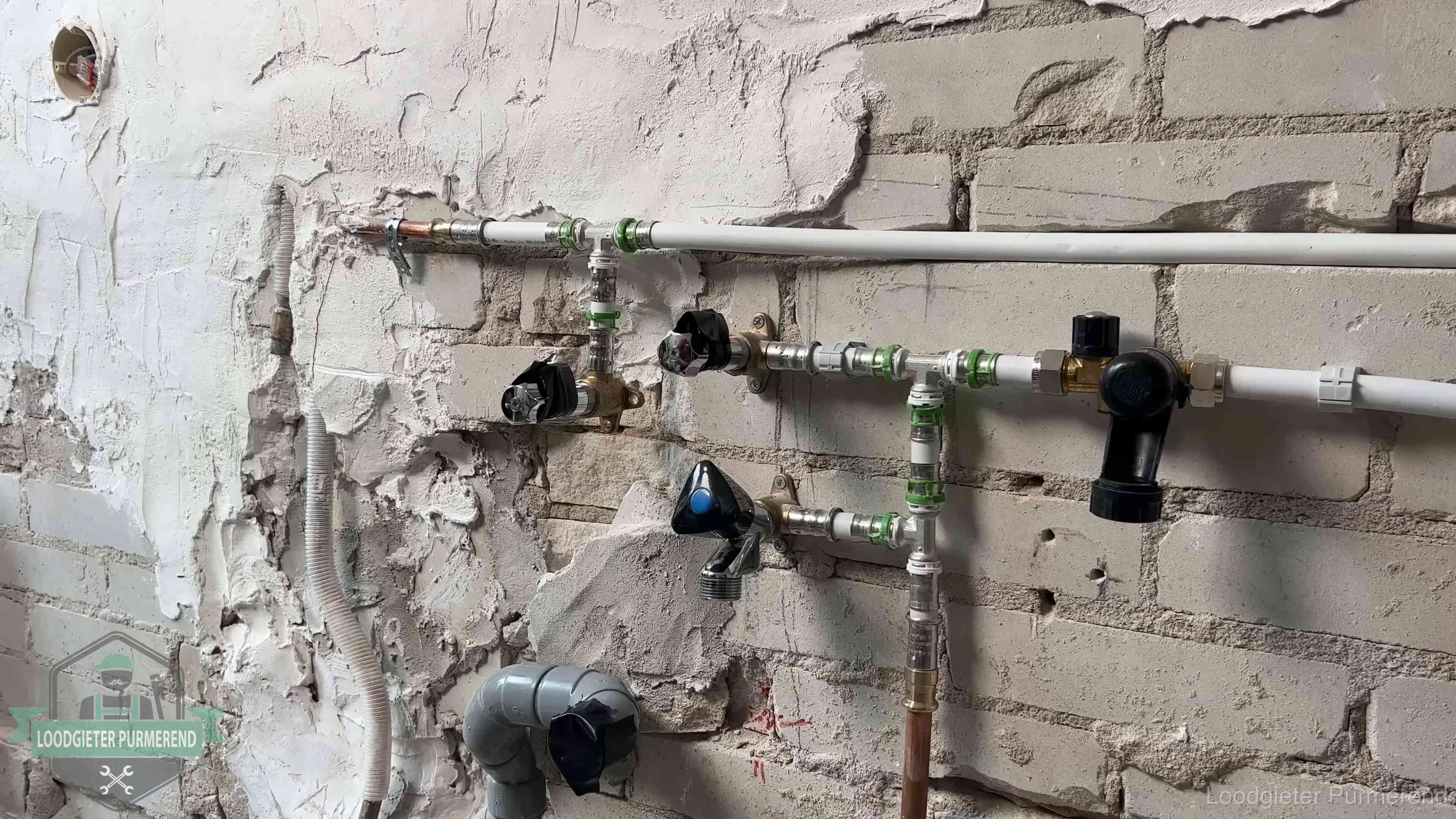 Nieuw aangelegd leidingwerk met persfittingen tijdens een verbouwing in Purmerend
