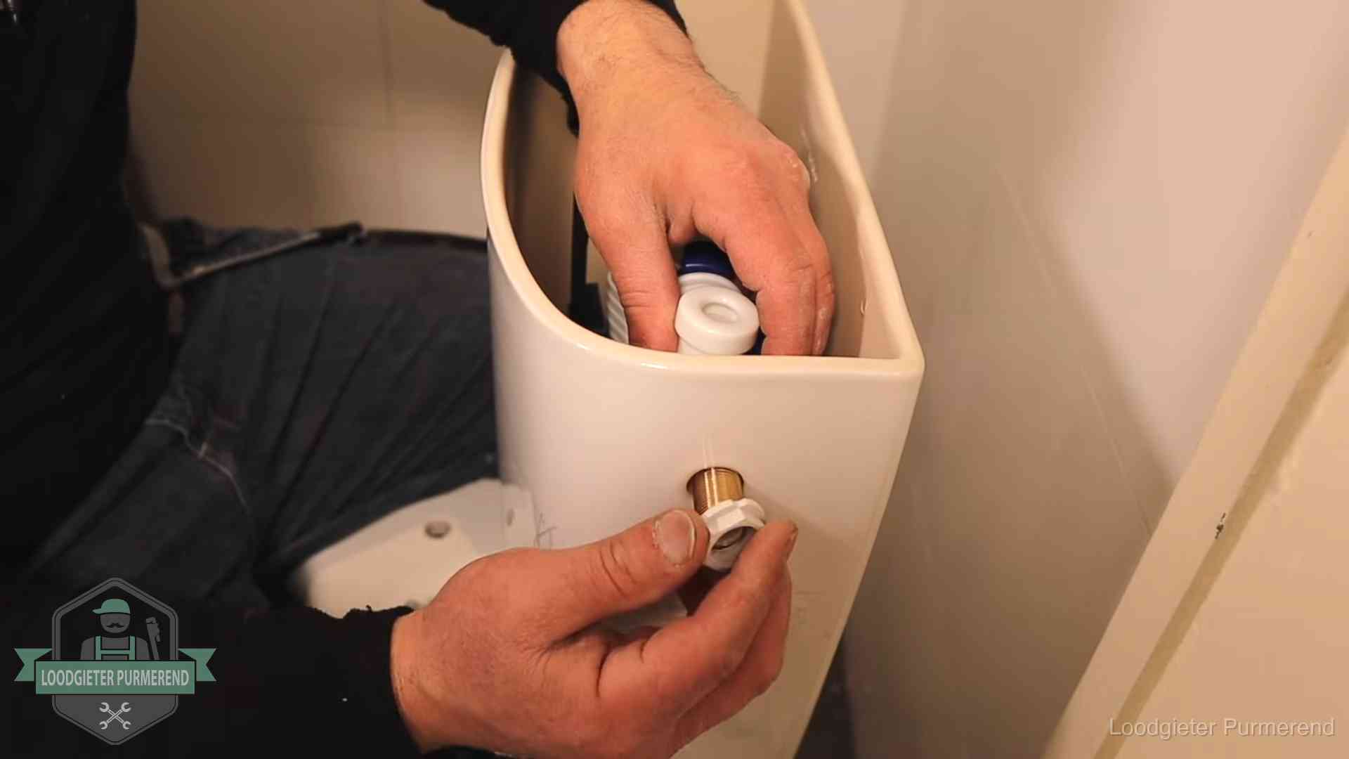 Loodgieter voor je verstopte wc in Purmerend Loodgieter monteert de vlotterkraan van een stortbak bij een toilet in Purmerend