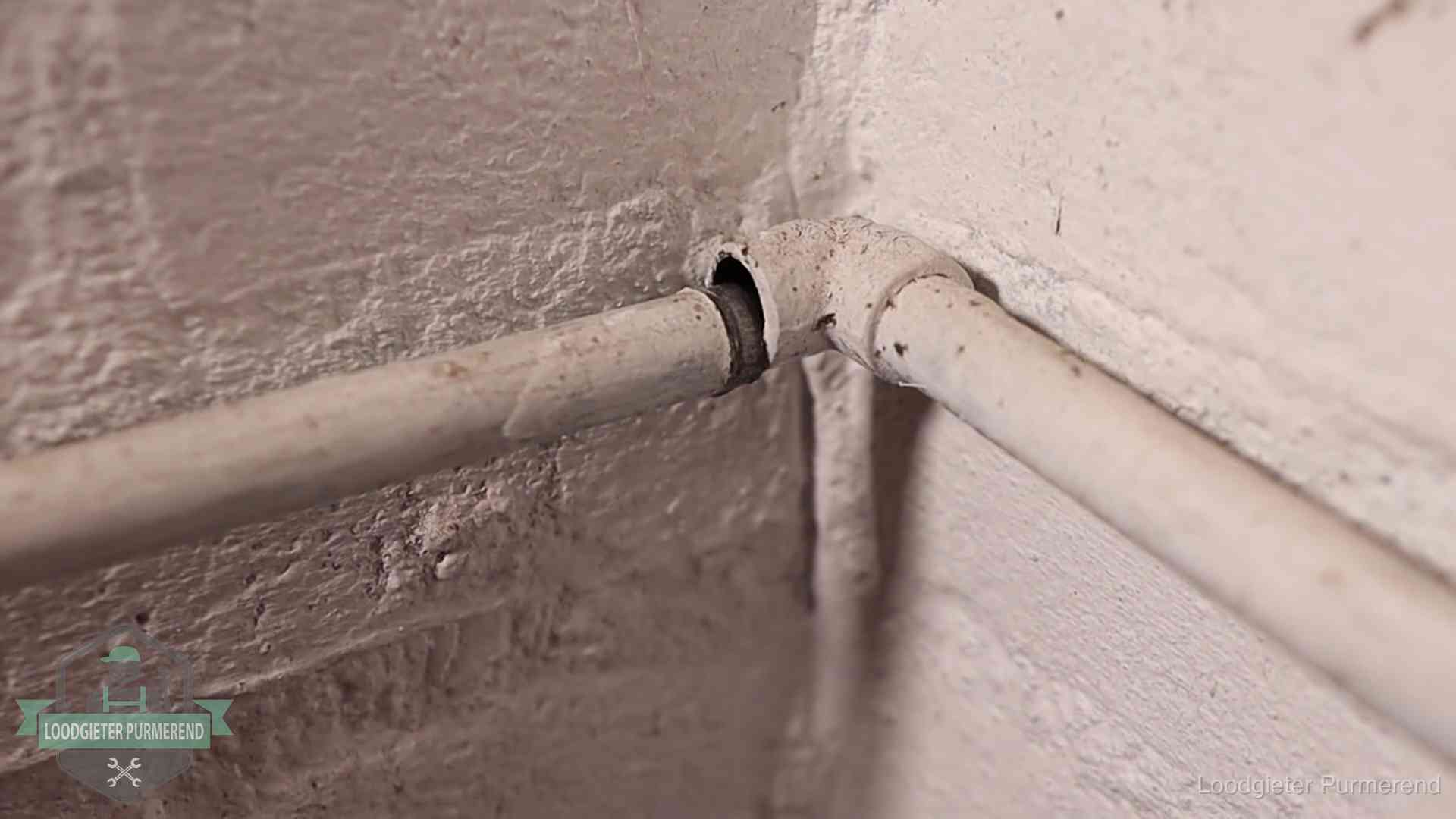 Oude waterleidingen en verborgen lekkage in Purmerend Oude geverfde waterleiding met een losliggende fitting in een woning in Purmerend