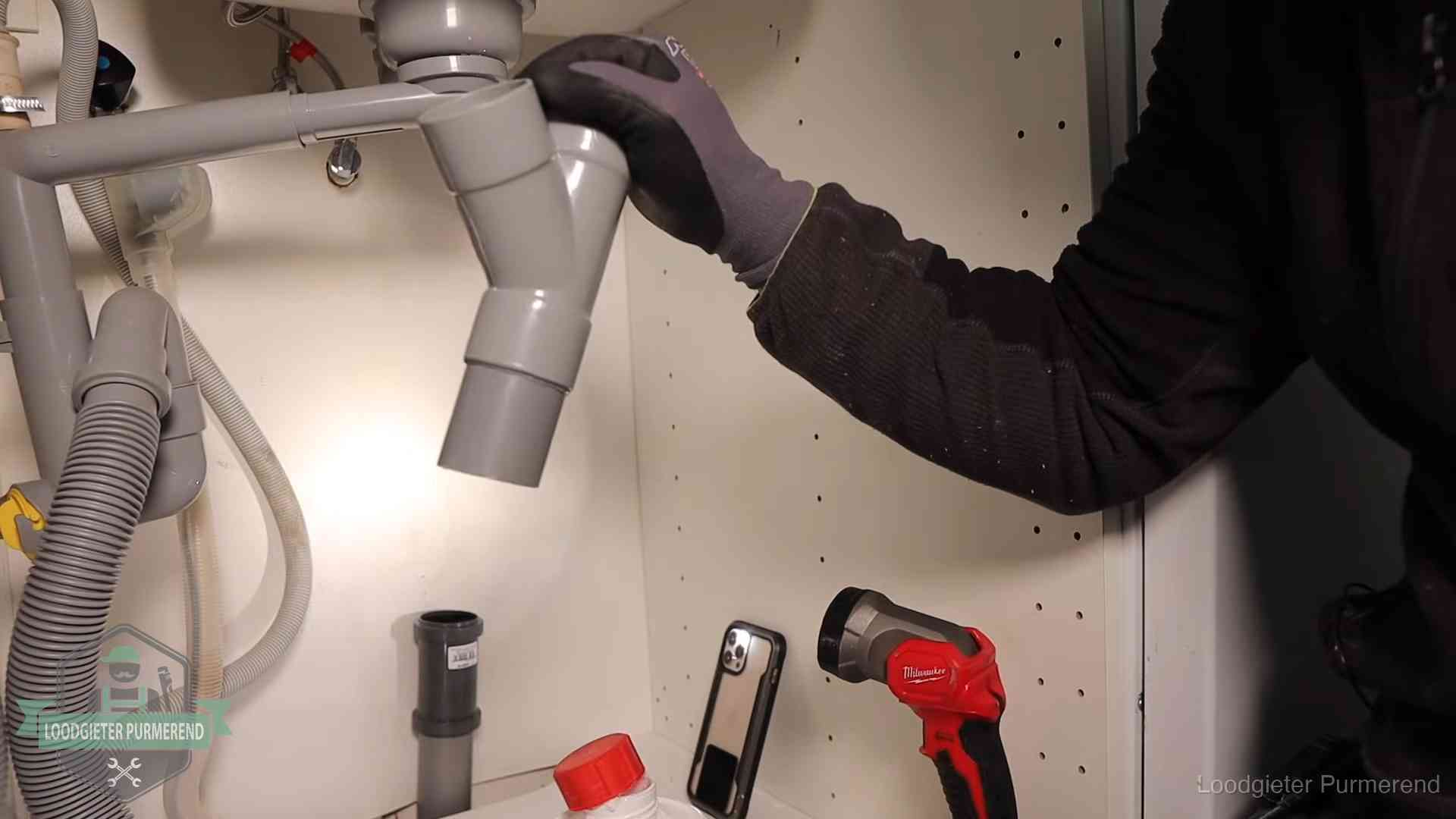 Rioollucht in huis verhelpen in Purmerend Loodgieter demonteert het sifon- en afvoerwerk onder een gootsteen in Purmerend bij stankklachten