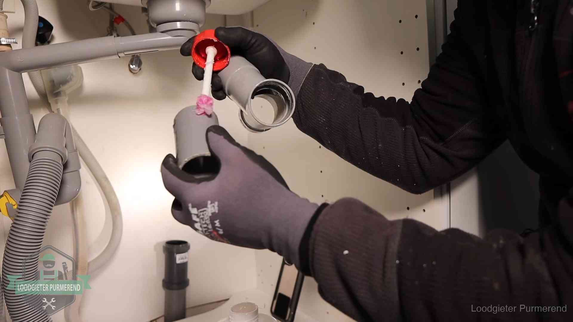 Oorzaak van een verstopte afvoer in Purmerend Loodgieter demonteert en reinigt de sifon onder een keukenkast in Purmerend