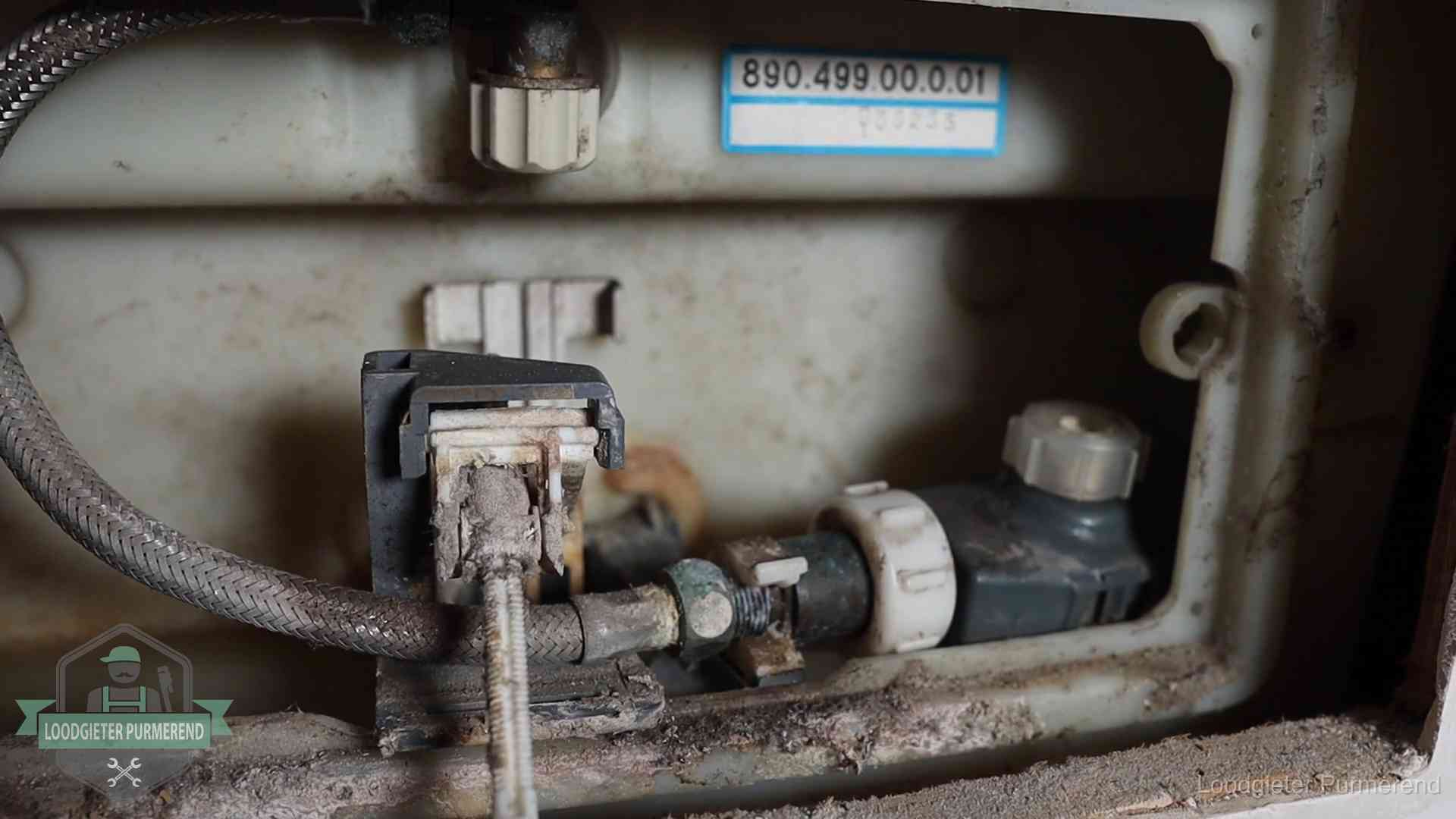 Stortbak en spoelmechanisme in Purmerend Verkalkt binnenwerk van een stortbak met vlotterkraan in Purmerend