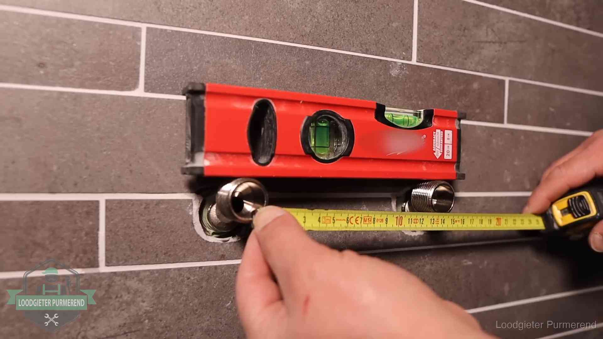 Waterpas en duimstok bij kraan-aansluitpunten in een badkamer in Purmerend