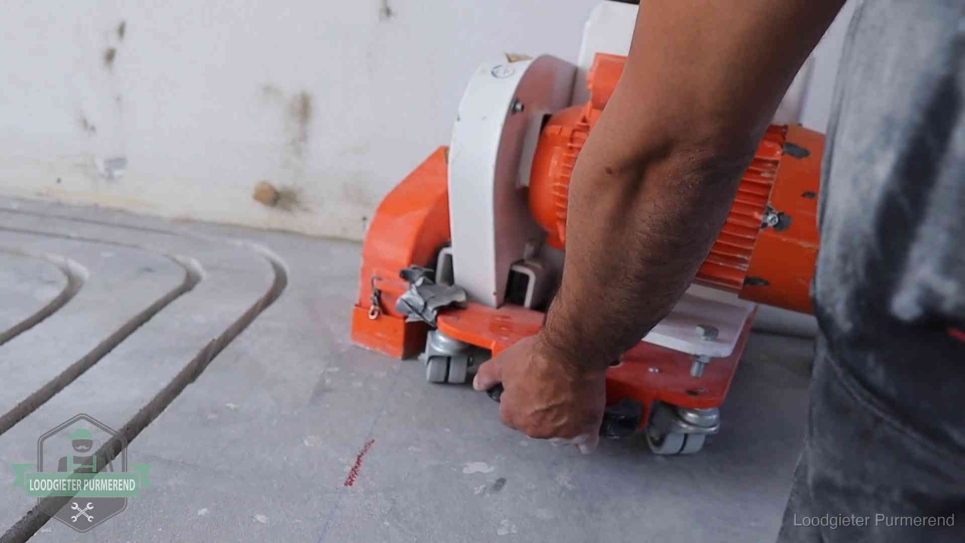 Lekkage in de vloerverwarming opsporen in Purmerend Sleuvenpatroon voor vloerverwarming in de dekvloer van een woning in Purmerend
