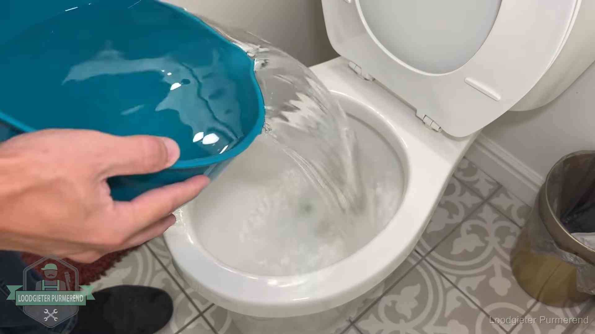 De warm-water-methode in Purmerend Warm water wordt voorzichtig in de wc-pot gegoten in Purmerend