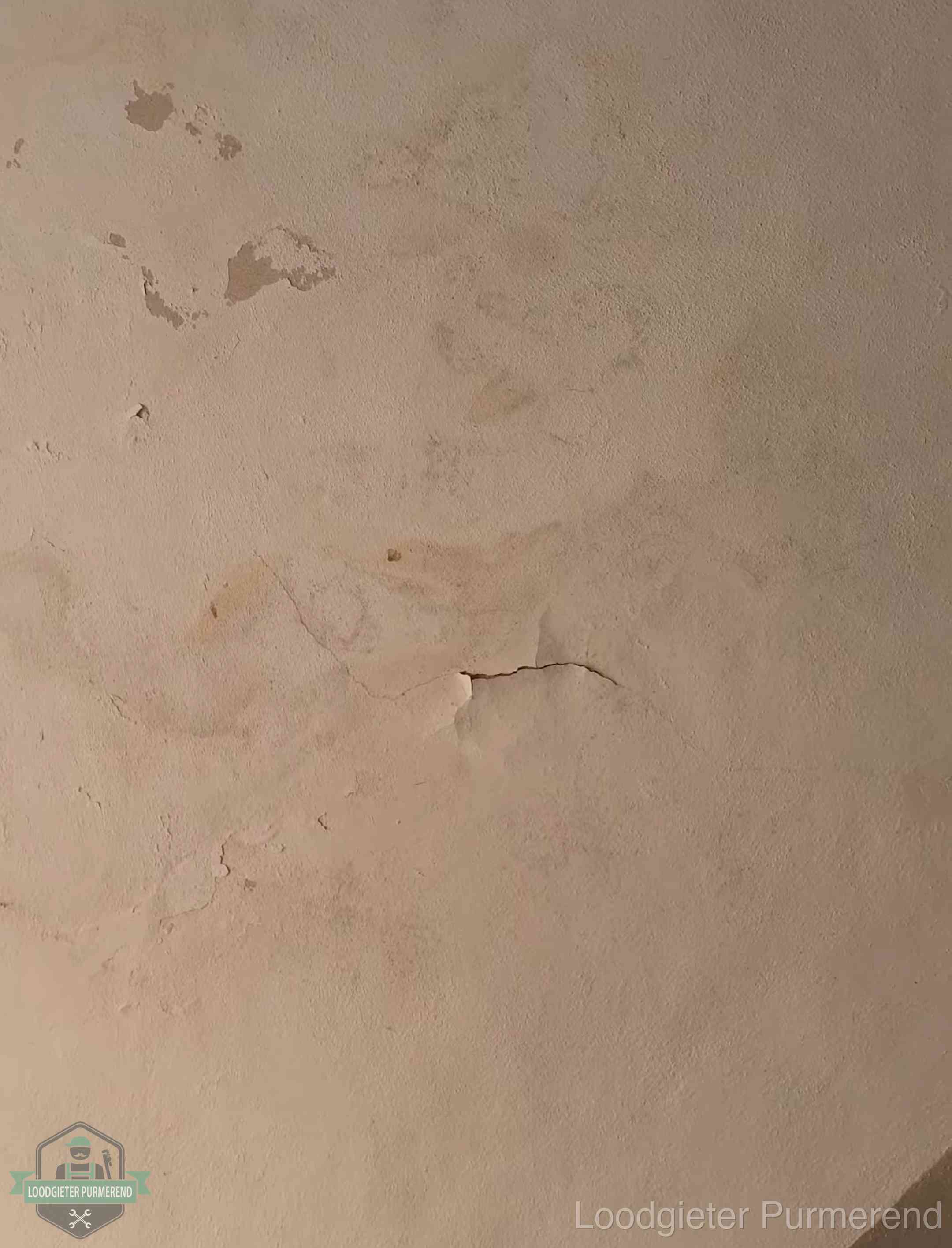 Meetrapport en verzekering in Purmerend Vochtkringen en afbladderende verf op een plafond in Purmerend, schade voor het meetrapport en de verzekering