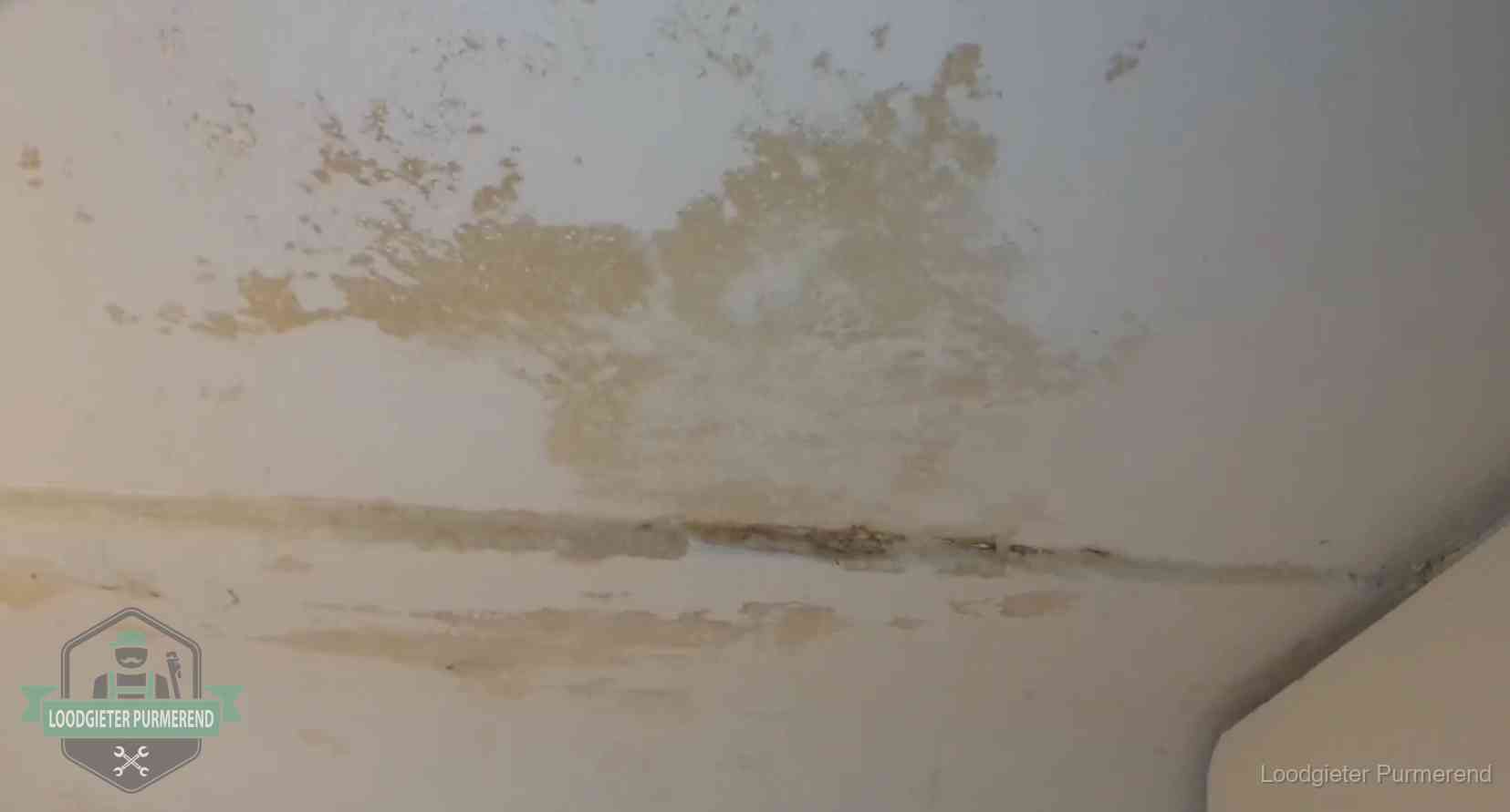 Verzekering bij rioolschade in Purmerend Watervlekken op een plafond in Purmerend, schade die je bij de verzekering meldt