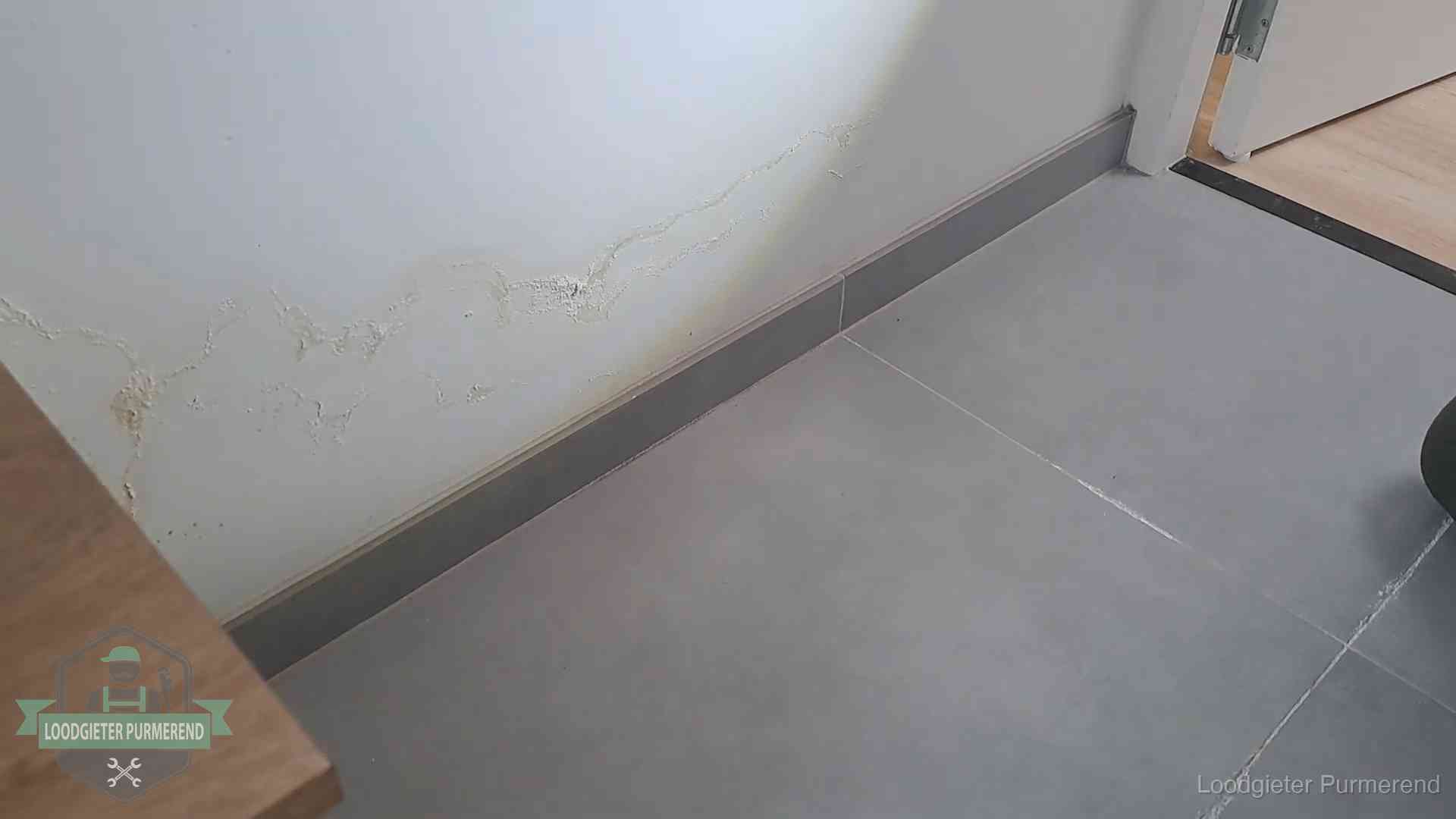 Waterschade met kalkuitbloeiing op een binnenwand in Purmerend, vastgelegd voor de verzekering
