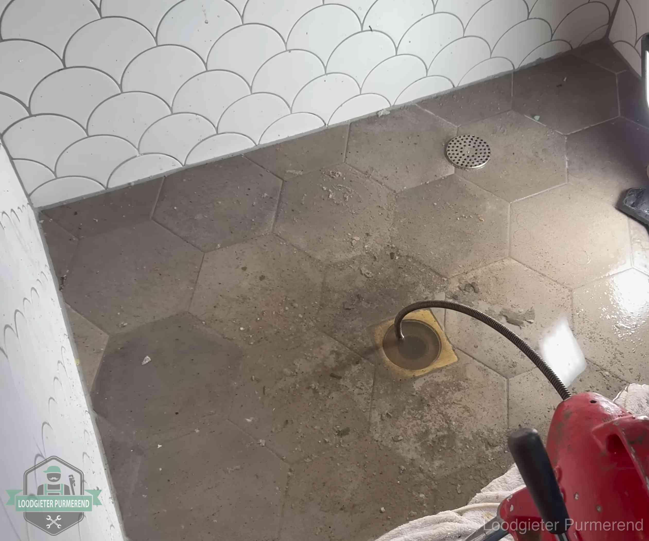 Stank uit wc of vloerput in Purmerend Vloerput met waterslot in een badkamer in Purmerend, een bron van stank als het waterslot droogstaat
