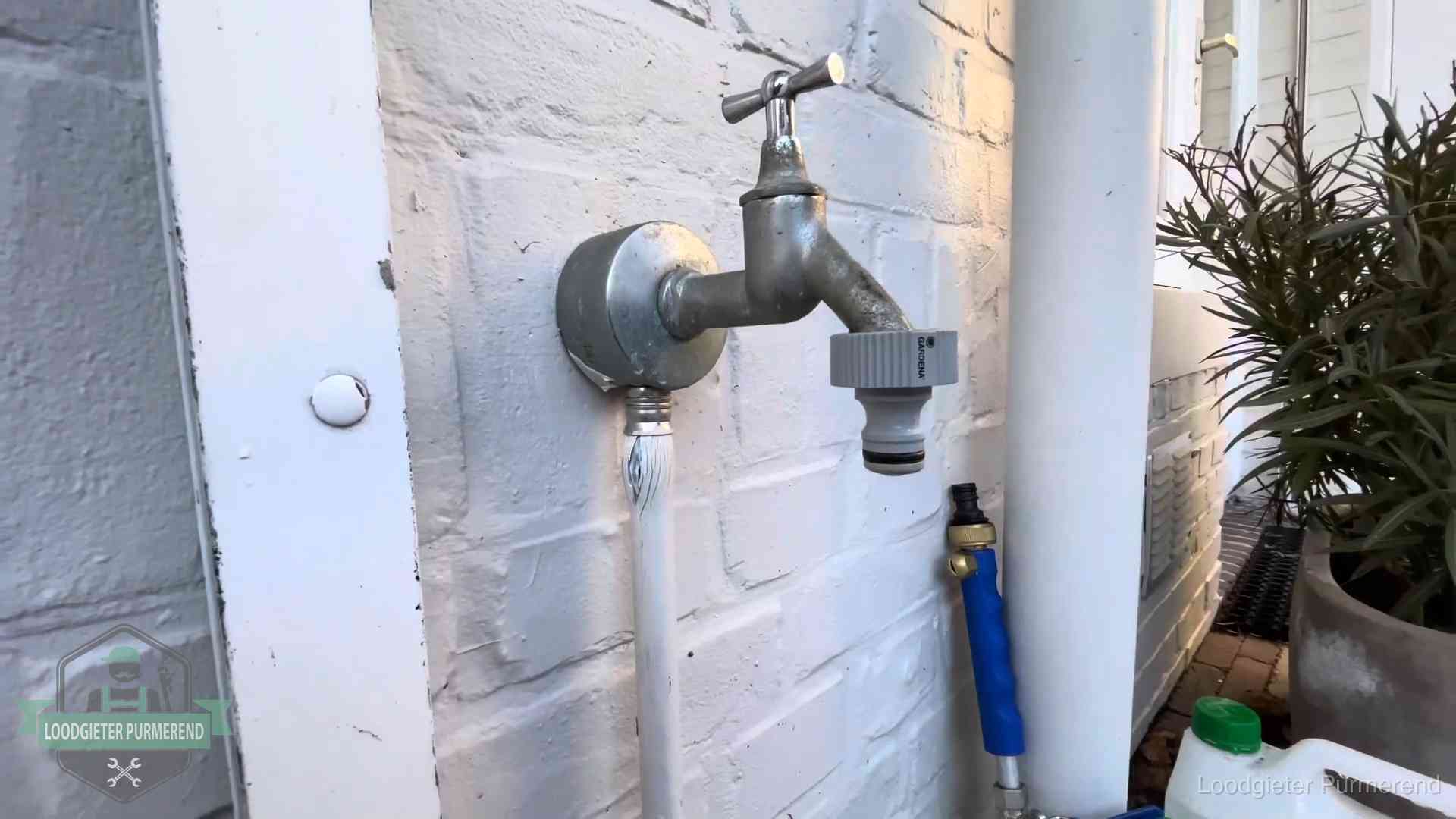 Hoge waterrekening in Purmerend Buitenkraan met slangaansluiting bij een woning in Purmerend, sluipverbruik zie je terug op de waterrekening