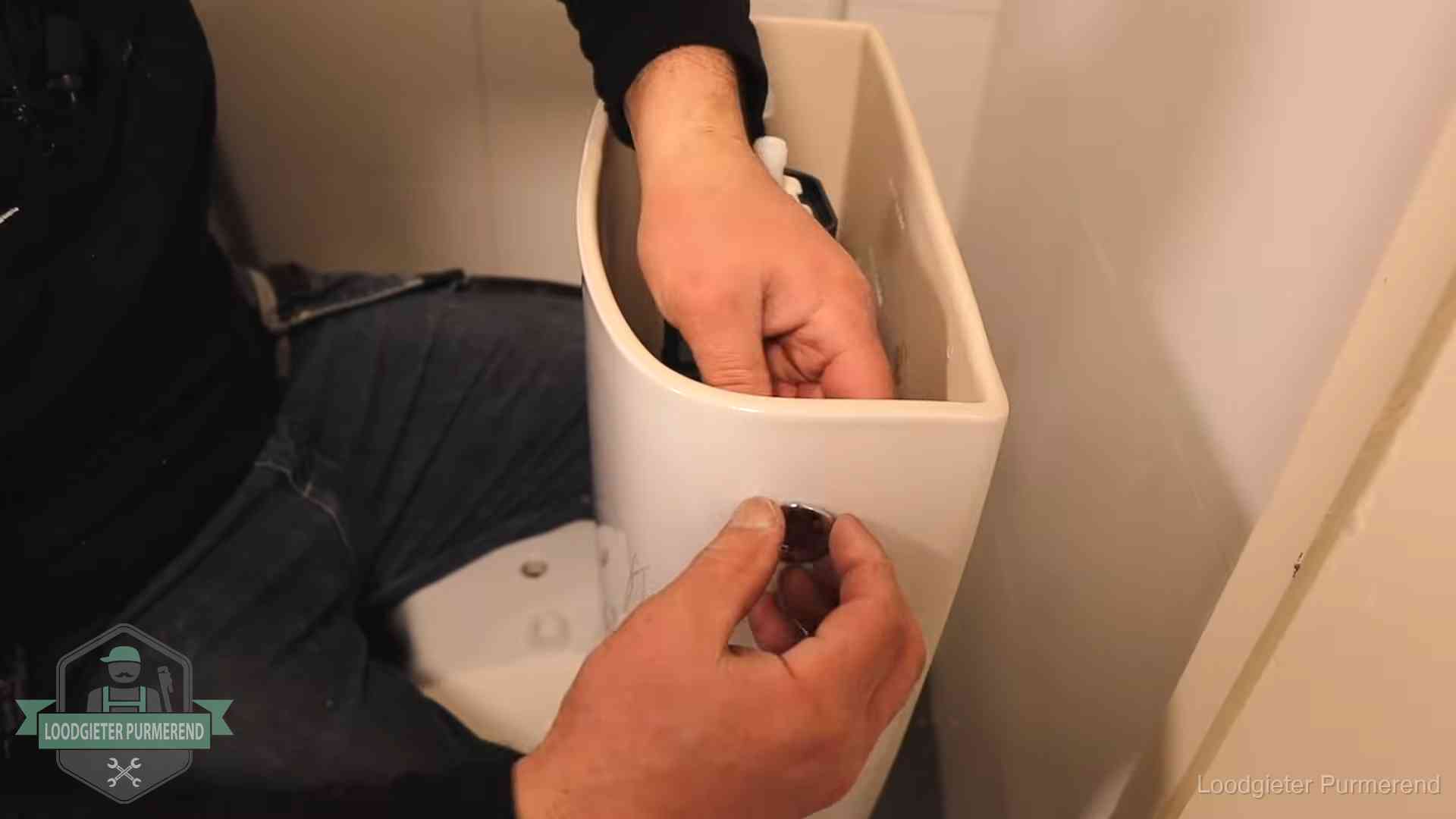 Je wc verstoppingsvrij houden in Purmerend Drukknop van een duoblok-stortbak wordt gemonteerd bij een toilet in Purmerend