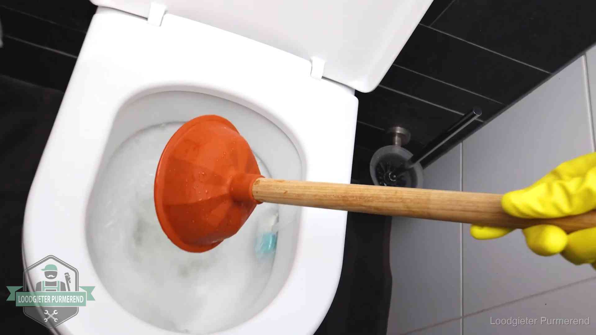 Wc ontstoppen met de plopper in Purmerend Plopper wordt in de wc-pot gedrukt bij het ontstoppen van een toilet in Purmerend