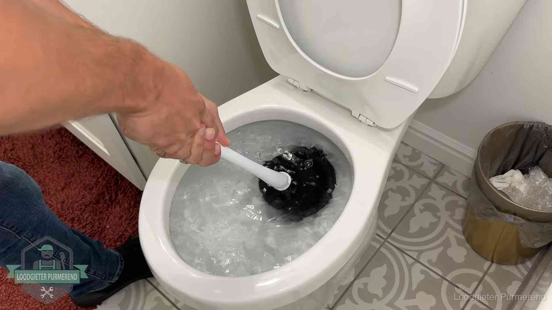 Zelf je wc ontstoppen in Purmerend Zelf de wc ontstoppen met een plopper in Purmerend, het water kolkt in de pot