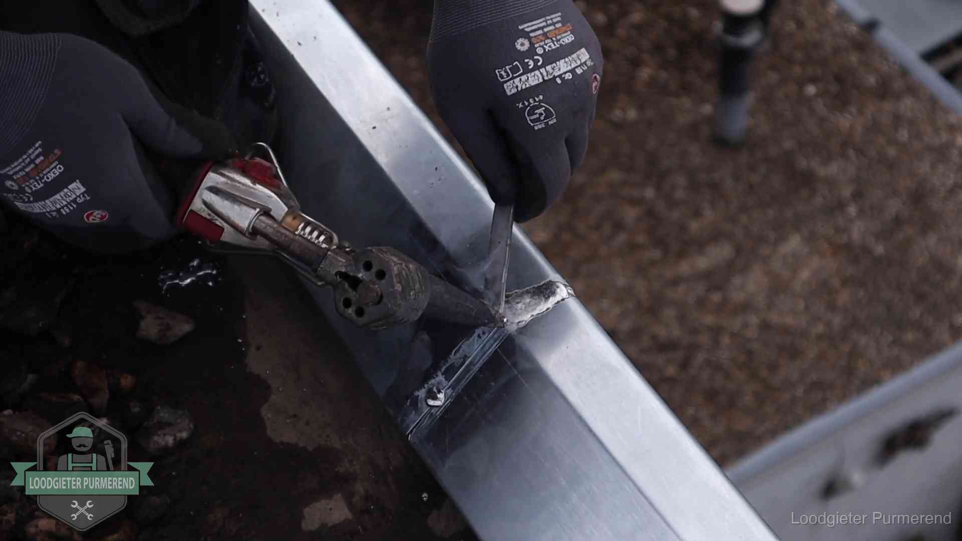 Zinken naad solderen op een dak in Purmerend, vakwerk waar het bij zelf repareren vaak misgaat