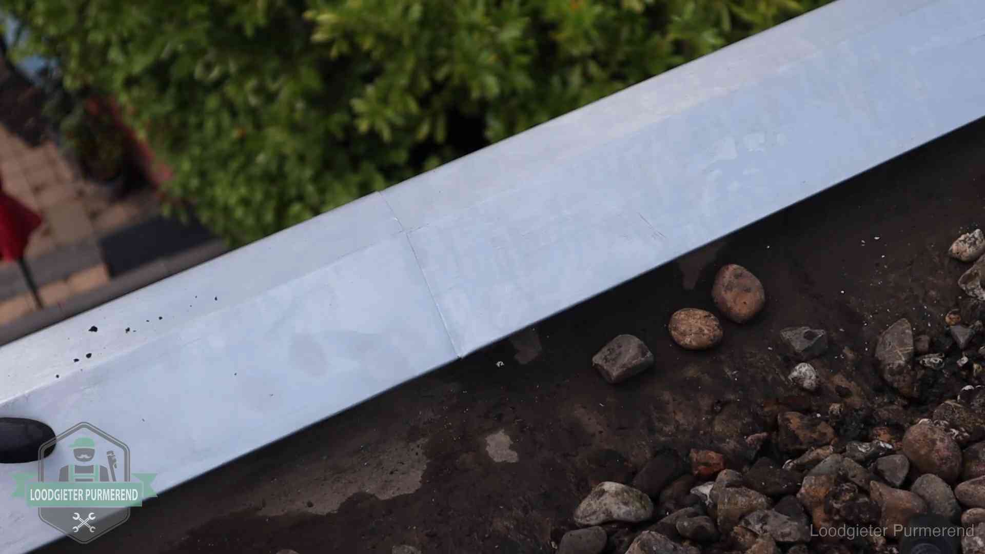 Strak gesoldeerd naaddetail in een zinken daktrim op een dak in Purmerend